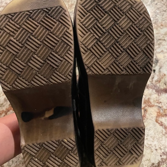 Sven Leaf Punch Closed Back Clogs in Mahogany - Picture 4 of 6